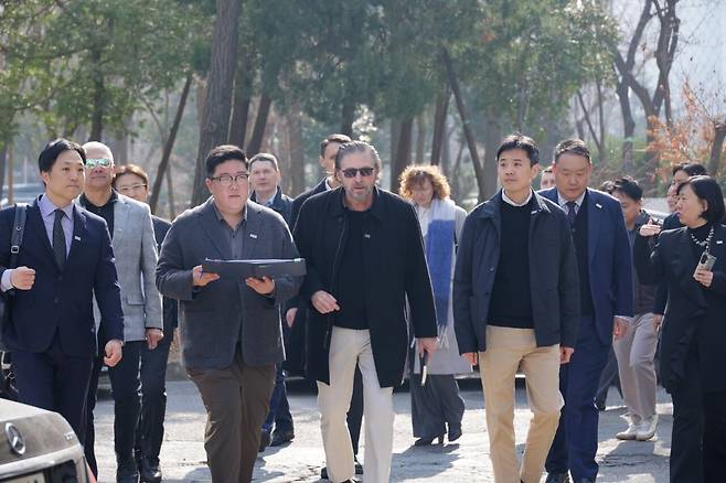 지난 17일 아르카디스(Arcadis)의 브렛 위긴스(Bret Wiggins) 부사장(가운데)과 DL이앤씨 임직원 등이 설계안을 최종 점검하기 위해 서울 강남구 압구정5구역을 찾아 현장의 지형과 한강과의 연계성, 주변 인프라 등을 직접 확인하고 있다. /DL이앤씨 제공