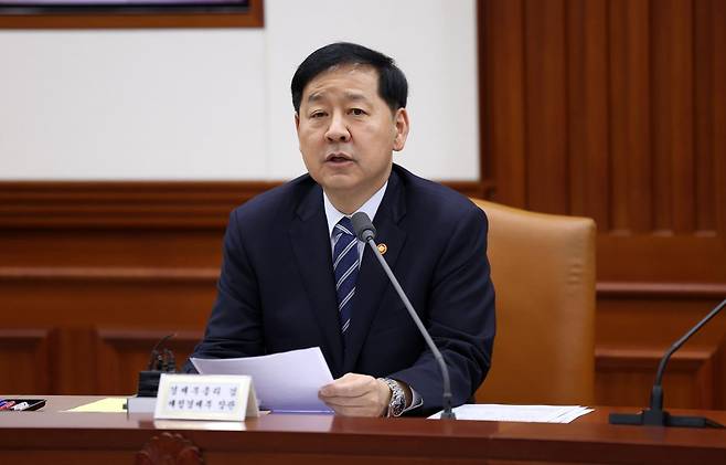 구윤철 부총리 겸 재정경제부 장관이 30일 정부서울청사에서 비상경제본부회의 겸 경제·대외경제관계장관회의를 주재하고 있다. 뉴시스
