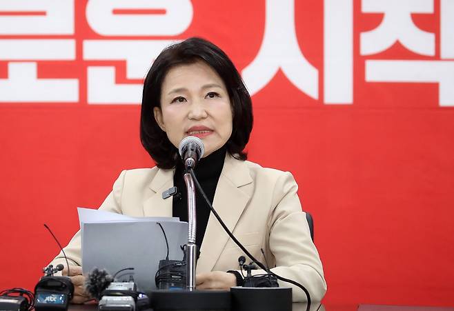 국민의힘 대구시장 경선에서 공천 배제(컷오프)된 이진숙 전 방송통신위원장이 14일 대구 수성구 국민의힘 대구시당에서 기자회견을 하고 있다. 뉴스1