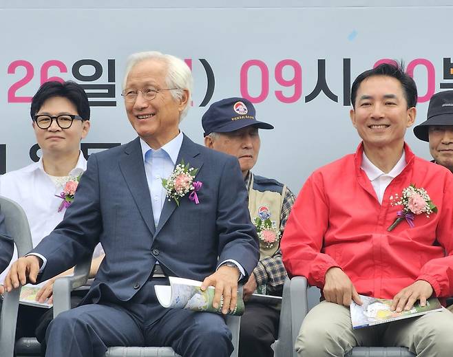 26일 부산 북구 구포초등학교 총동문 체육대회에 박민식 전 장관(오른쪽)과 한동훈(왼쪽) 전 국민의힘 대표가 행사장에 참석해 자리하고 있다. 이날 박 전 장관은 온 가족이 동문인 구포초와의 깊은 인연을 강조했다. 뉴스1