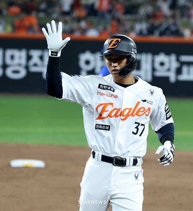 한화 이글스 이원석이 지난 15일 대전 한화생명볼파크에서 열린 삼성 라이온즈와 2026 신한 SOL KBO리그 2회말 만루에서 2타점 적시타를 날리고 세리머니를 하고 있다. /사진=강영조 선임기자