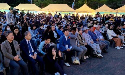 ◇제28회 원주한지문화제 개막식이 1일 원주한지테마파크에서 박정하(원주갑), 송기헌(원주을) 국회의원과 김문기 원주시장 권한대행, 김진희 (사)한지문화재단 이사장, 장응렬 원주한지장, 안치용 국가무형유산 한지장 등이 참석한 가운데 열렸다.