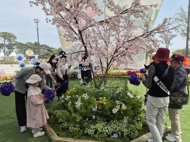 제28회 함평나비대축제서 관람객들이 나비 먹이주기 체험을 하고 있다. (제공=함평군)