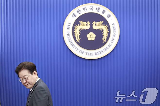 이재명 대통령이 30일 청와대에서 열린 수석보좌관회의에서 자리에 착석하고 있다. (청와대통신사진기자단) 2026.4.30 ⓒ 뉴스1 이재명 기자