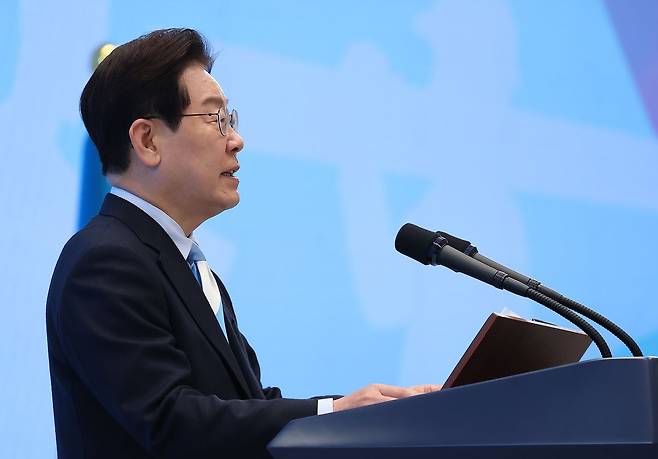 이재명 대통령이 1일 청와대 영빈관에서 열린 노동절 기념식에서 기념사하고 있다. 청와대가 노동절 기념식을 개최한 것은 사상 처음이다. 연합뉴스