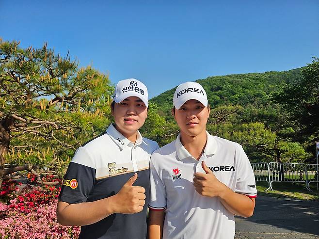 장유빈(왼쪽)과 김민수가 1일 GS칼텍스 매경오픈 2라운드를 함께 마치고 포즈를 취하고 있다. 둘은 국가대표 선후배 사이다. 고봉준 기자