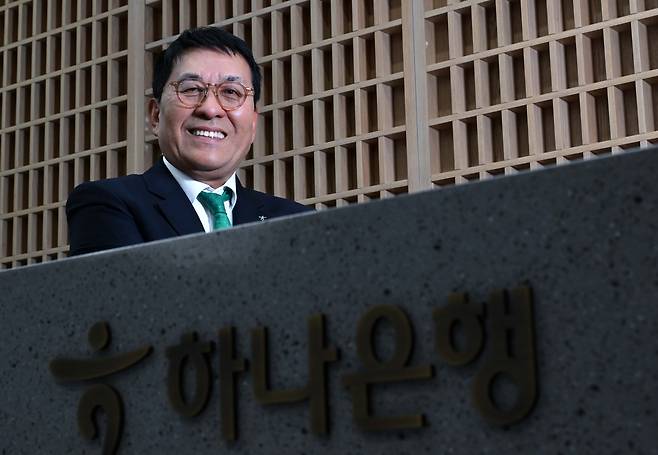 김진우 하나은행 자산관리그룹 부행장이 29일 오후 서울 중구 하나은행 본점에서 인터뷰에 앞서 포즈를 취하고 있다. 이상섭 기자