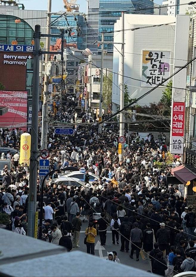인파가 몰린 1일 성수동 거리 사진. 사진 X 캡처 *재판매 및 DB 금지