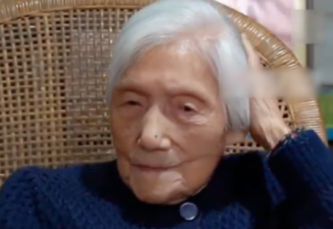 중국에서 100세가 넘는 나이에도 불구하고 깨끗한 피부와 좋은 기억력을 유지하고 있는 ‘동안 할머니’의 장수 비결이 화제다. 바이두