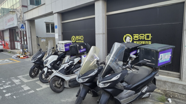 지난 1일 광주광역시 광산구 신가동의 한 배달대행업체 앞에 오토바이들이 주차돼 있다. 정승우 기자