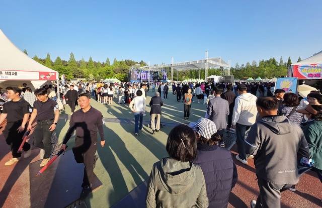 1일 익산 중앙체육공원 일원에서 펼쳐진 ‘2026 익산 서동축제’에 관람객들의 발걸음이 이어지고 있다./사진=송승욱 기자