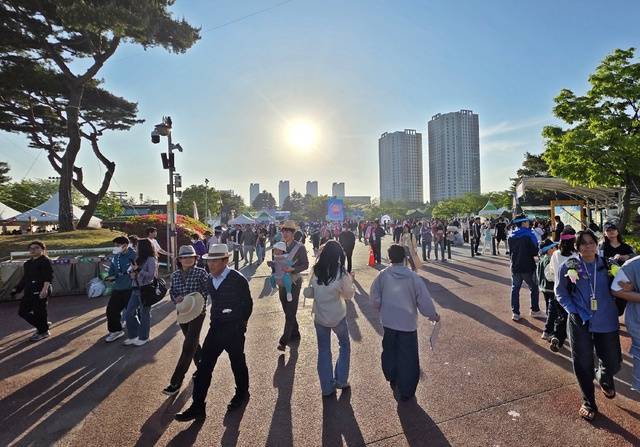 1일 익산 중앙체육공원 일원에서 펼쳐진 ‘2026 익산 서동축제’에 관람객들의 발걸음이 이어지고 있다./사진=송승욱 기자