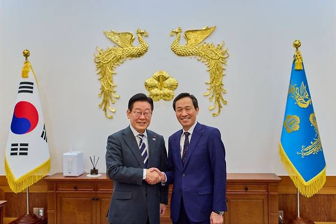 우상호 더불어민주당 강원도지사 후보의 정무수석 당시 이재명 대통령과 촬영한 사진(우상호 캠프 제공)