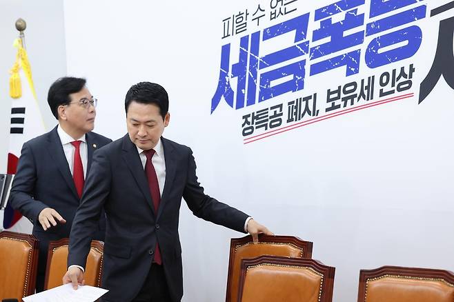 장동혁 국민의힘 대표와 송언석 원내대표가 30일 서울 여의도 국회에서 열린 최고위원회의에 참석하고 있다. 2026.4.30 ⓒ 뉴스1