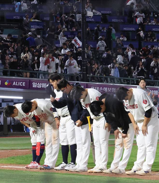 2026년 4월21일 부산 사직야구장에서 열린 프로야구 경기에서 두산 베어스에 2 대 6으로 패한 롯데 자이언츠 선수들이 팬들에게 인사하고 있다. 연합뉴스