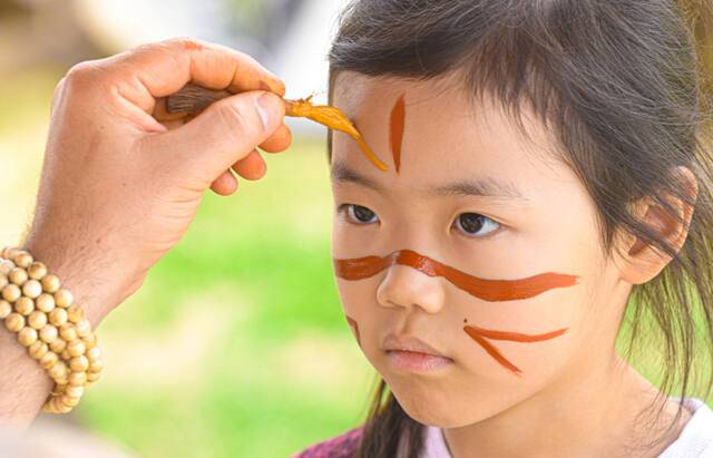 제33회 연천 구석기축제 첫날인 2일 연천군 전곡리 유적 축제장에서 관람객들이 ‘세계구석기 체험마당’에서 체험을 하고 있다. 해외 8개국 선사문화 기관 등이 참여하는 이 프로그램은 페이스페인팅, 장신구 제작, 석기 사용 워크숍 등 나라별 체험을 한자리에서 즐길 수 있어 가족 방문객에게 인기 있는 코스다.조주현기자