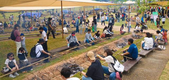 제33회 연천 구석기축제 첫날인 2일 관람객들이 대형 화덕 앞에서 ‘구석기 바비큐’를 즐기고 있다. 축제 대표 체험인 바비큐는 현장 접수와 스마트 줄서기로 운영되지만 조기 마감될 수 있어, 내일 방문객이라면 먼저 예약·대기 상황부터 확인하는 게 좋다. 3일과 4일에는 ‘구석기 흑백 바비큐 미식전’이 오전 11시부터 오후 3시까지 열리고, 하루 500명씩 선착순으로 셰프들이 개발한 특제 시즈닝을 맛볼 수 있다. 조주현기자