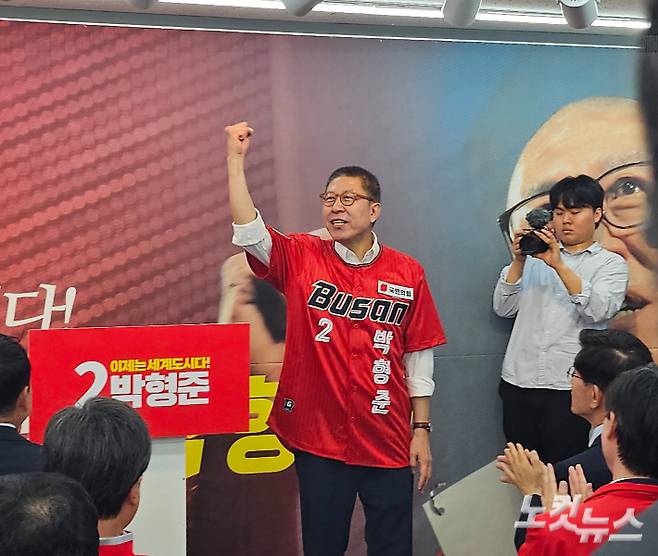 2일 국민의힘 박형준 부산시장 후보 선거사무소 개소식에서 박 후보가 화이팅을 외치고 있다. 박진홍 기자