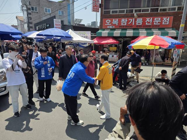 ▲김부겸 더불어민주당 대구시장 예비후보가 1일 낮 동구의 5일장인 반야월시장을 방문했다ⓒ김부겸 선거캠프 제공