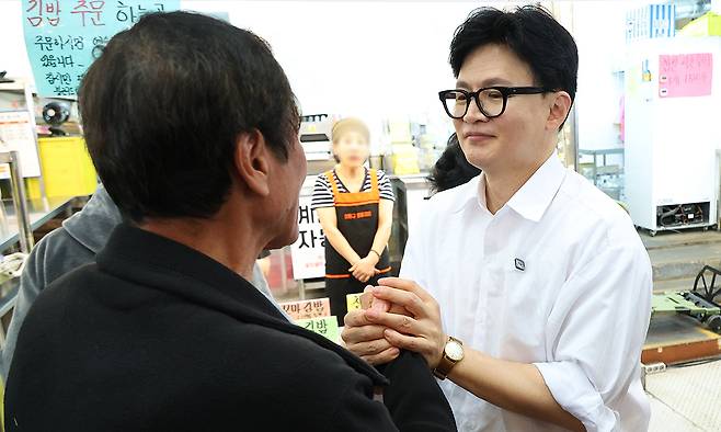 부산 북갑 국회의원 보궐선거에 출마하는 한동훈 전 국민의힘 대표가 지난 4월 29일 부산 북구 구포시장을 찾아 상인들과 인사하고 있다. 연합뉴스