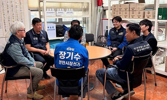 천안시장 후보로 결정된 다음날인 1일, 천안지역 환경노동조합 관계자들과 노동절 부활의 의미와 환경미화원들의 애로와 희망사항을 경청했다.