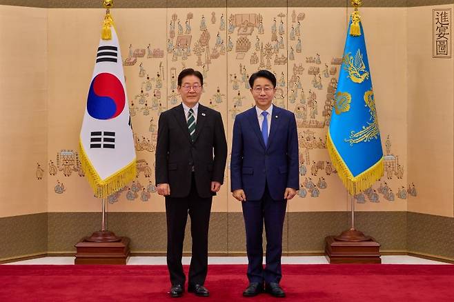 이재명 대통령이 3월 27일 청와대 본관 접견실에서 열린 임명장 및 위촉장 수여식에서 조정식 대통령 정무특별보좌관에게 위촉장을 수여한 뒤 기념촬영을 하고 있다. 뉴시스