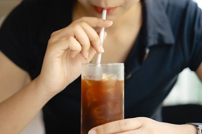 커피를 마실 때 콜레스테롤이 걱정이라면 드립 커피로, 첨가물 없이 마시는 게 좋다./사진=게티이미지뱅크