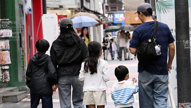 ▲ 3일 주말을 맞아 춘천을 찾은 가족단위 관광객들이 명동거리를 걷고 있다. 김정호 기자