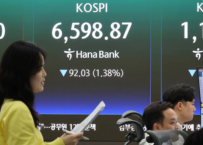 4월30일 서울 중구 하나은행 본점 딜링룸에 지수가 표시되고 있다. 연합뉴스