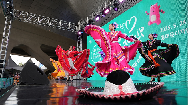 Participants of 2025 Seoul Friendship Festival perform on stage. (Seoul Metropolitan Government)