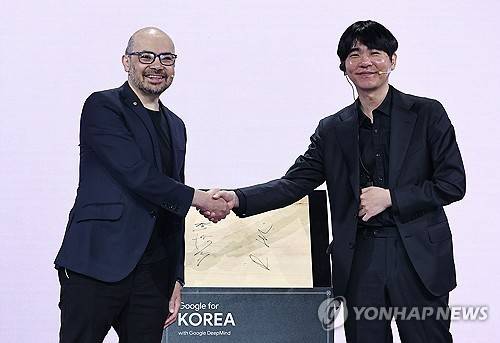 10년 만에 다시 만난 이세돌과 데미스 허사비스 (서울=연합뉴스) 김인철 기자 = 데미스 허사비스 구글 딥마인드 최고경영자(CEO)와 이세돌 사범 겸 UNIST 특임교수가 지난달 29일 서울 중구 웨스틴 조선호텔에서 열린 구글 포 코리아 2026에서 바둑판에 서명 후 기념촬영을 하고 있다. 2026.4.29 yatoya@yna.co.kr