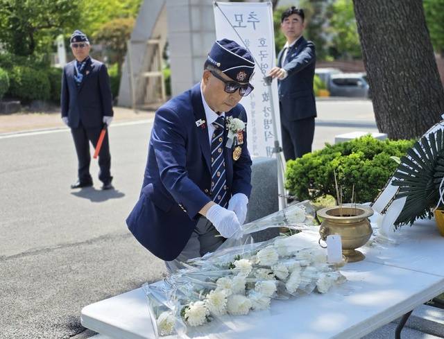 4일 이리고등학교에서 열린 고 강병식 대령 추모식에서 전근표 익산시재향군인회장이 헌화를 하고 있다./사진=송승욱 기자