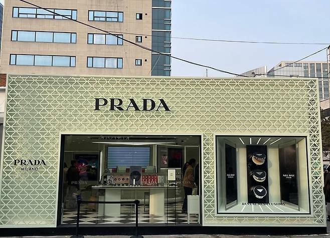 ▲5월 팝업스토어를 운영하는 프라다 뷰티 매장 전경.사진=백솔미 기자