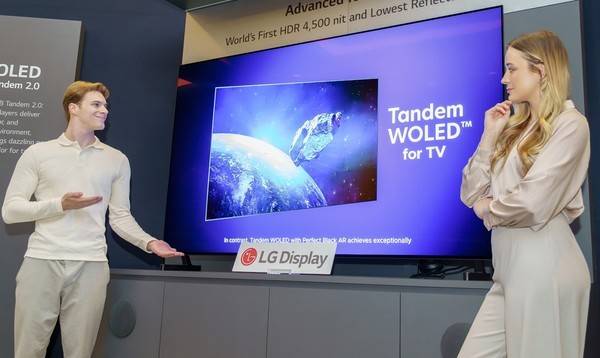 CES 2026에서 LG디스플레이 모델들이 신기술 '프라이머리 RGB 탠덤 2.0'을 적용한 OLED TV 패널 신제품을 소개하고 있다. 사진=LG디스플레이