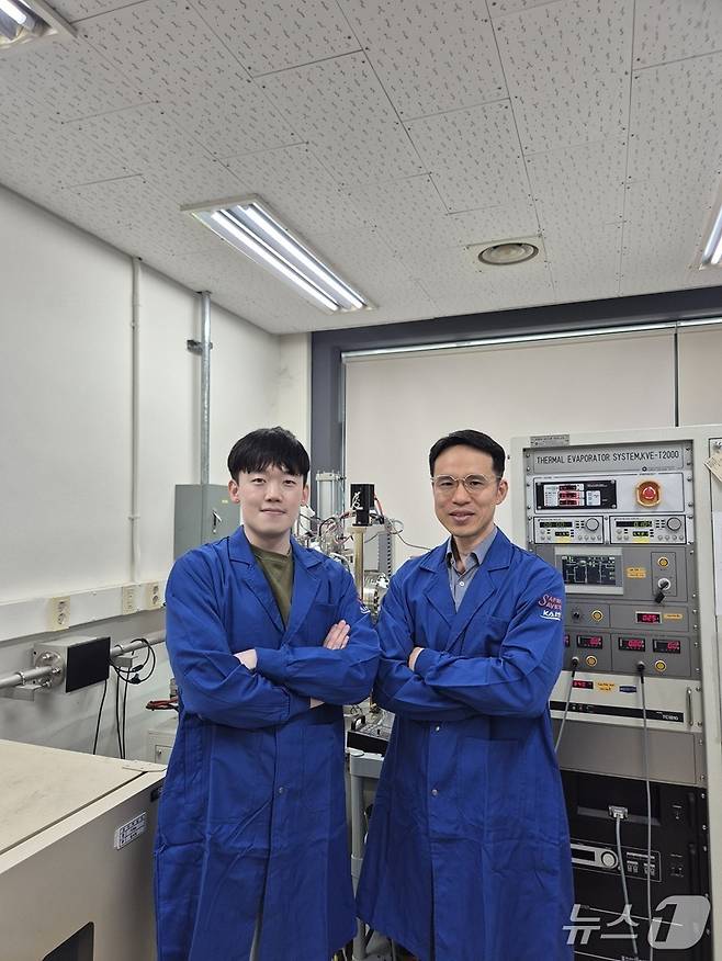 KAIST 신소재공학과 정준교 박사(왼쪽), 신종화 교수(KAIST 제공) /뉴스1