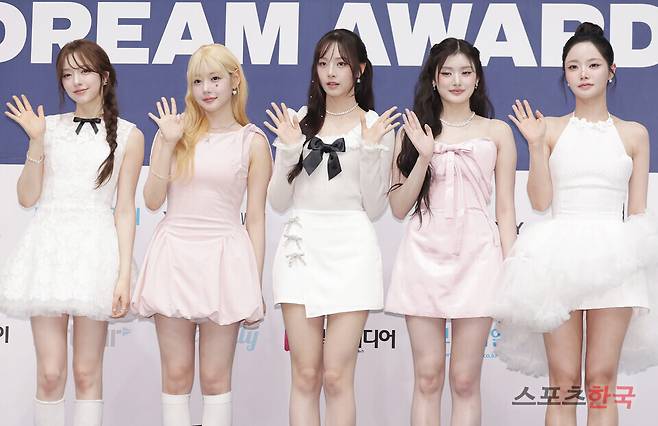 '2025 케이 월드 드림 어워즈'(2025 K WORLD DREAM AWARDS) 블루카펫 및 포토월 행사에 참석한 피프티피프티. 25.8.21 ⓒ이혜영 기자 lhy@hankooki.com