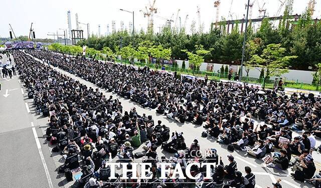 삼성전자 노조가 지난달 23일 경기 평택시 삼성전자 평택사업장에서 투쟁 결의대회를 진행하고 있다. /임영무 기자