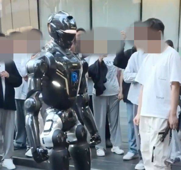 T800은 영화 '터미네이터' 속 모델명에서 따온 이름으로 알려지며 소셜미디어에서 화제를 모았다. 고출력 관절 모터를 탑재해 앞차기, 회전차기 등 무술 동작을 구현할 수 있으며, 시속 10.8㎞ 수준으로 달릴 수 있는 것으로 전해졌다. Global Times