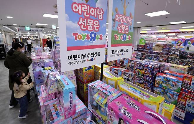 올해 어린이날(5월5일) 선물 구매에 학부모들이 평균 9만5000원을 쓸 것으로 조사됐다. 10년 새 두 배 가까이 증가한 수치다. 사진은 어린이날을 앞둔 3일 오후 서울의 한 대형마트에 장남감 코너 풍경. /사진=뉴스1