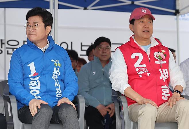 정원오(왼쪽) 더불어민주당 서울시장 후보와 오세훈 국민의힘 서울시장 후보가 3일 서울 용산구 효창운동장에서 열린 제44회 서울특별시장기 축구대회 개회식에서 서로 다른 곳을 바라보고 있다. 뉴스1