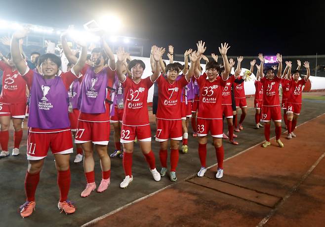 북한 여자축구 최강 클럽팀 내고향여자축구단 선수들이 지난해 11월 AFC 여자 챔피언스리그 예선에서 승리한 직후 관중들의 환호에 답하고 있다. EPA=연합뉴스