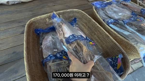 울릉도 한 상점에서 마른오징어가 17만원에 판매돼 논란이 불거졌다. 사진은 울릉도를 찾은 유튜버가 오징어 가격을 보고 놀란 모습. /사진=유튜브 채널 '물만난고기' 캡처