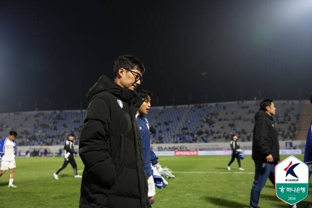 수원FC가 3일 수원종합운동장에서 열린 수원 삼성과의 10라운드 홈 경기에서 3-1로 승리했다. 이정효 수원 감독이 경기 후 아쉬워하고 있다./프로축구연맹 제공