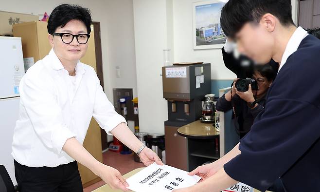 한동훈 부산북갑 예비후보 등록 부산 북갑 국회의원 재보궐선거에 무소속으로 출마하는 국민의힘 한동훈 전 대표(왼쪽)가 4일 부산 북구선거관리위원회에서 예비후보 등록을 하고 있다.부산=뉴시스