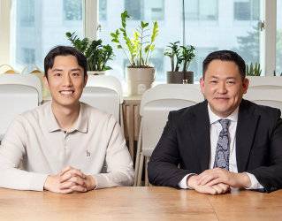 아로아랩스 김재헌 대표(오른쪽)와 한정섭 최고기술책임자(CTO·공동창업자). 김승환