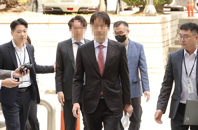 200억원대 사기대출 관련 혐의를 받는 주아무개 광덕안정 대표와 재무담당 이사가 2023년 5월15일 서울 서초구 서울중앙지방법원에서 열린 영장실질심사에 출석하고 있다. ⓒ 연합뉴스
