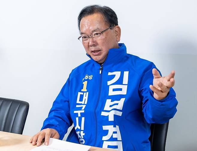 김부겸 더불어민주당 대구시장 후보가 4월28일 대구 북구 창조경제혁신센터 현장에서 시사저널과 인터뷰하고 있다. ⓒ시사저널 최준필