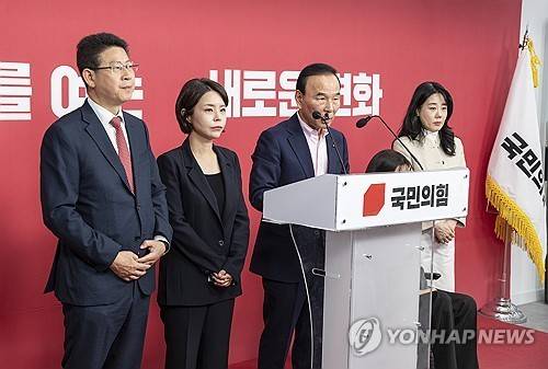 공천 결과 발표하는 국민의힘 공천관리위 (서울=연합뉴스) 황광모 기자 = 국민의힘 중앙당 공천관리위원회 박덕흠 위원장을 비롯한 공관위원들이 1일 서울 여의도 국민의힘 중앙당사에서 충북 청주시장 후보 공천 결과를 발표하하고 있다. 2026.5.1
hkmpooh@yna.co.kr
(끝)