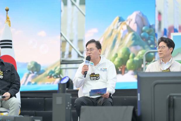 여수시가 지난 2일 이순신광장 야외무대에서 '2026년 섬 방문의 해' 선포식을 개최했다. 여수시 제공