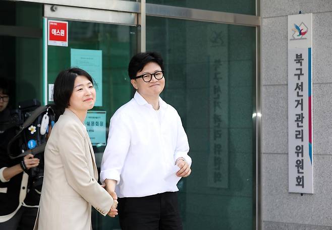부산 북갑 보궐선거에 무소속으로 출마를 선언한 한동훈 전 국민의힘 대표가 4일 오후 부산 북구선거관리위원회에서 예비후보 등록을 마친 뒤 한지아 국민의힘 의원과 악수하고 있다. 2026.5.4 . 뉴스1